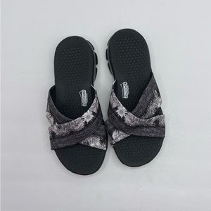 Skechers GOGA Pillars Size 6 . Black Floral Design.